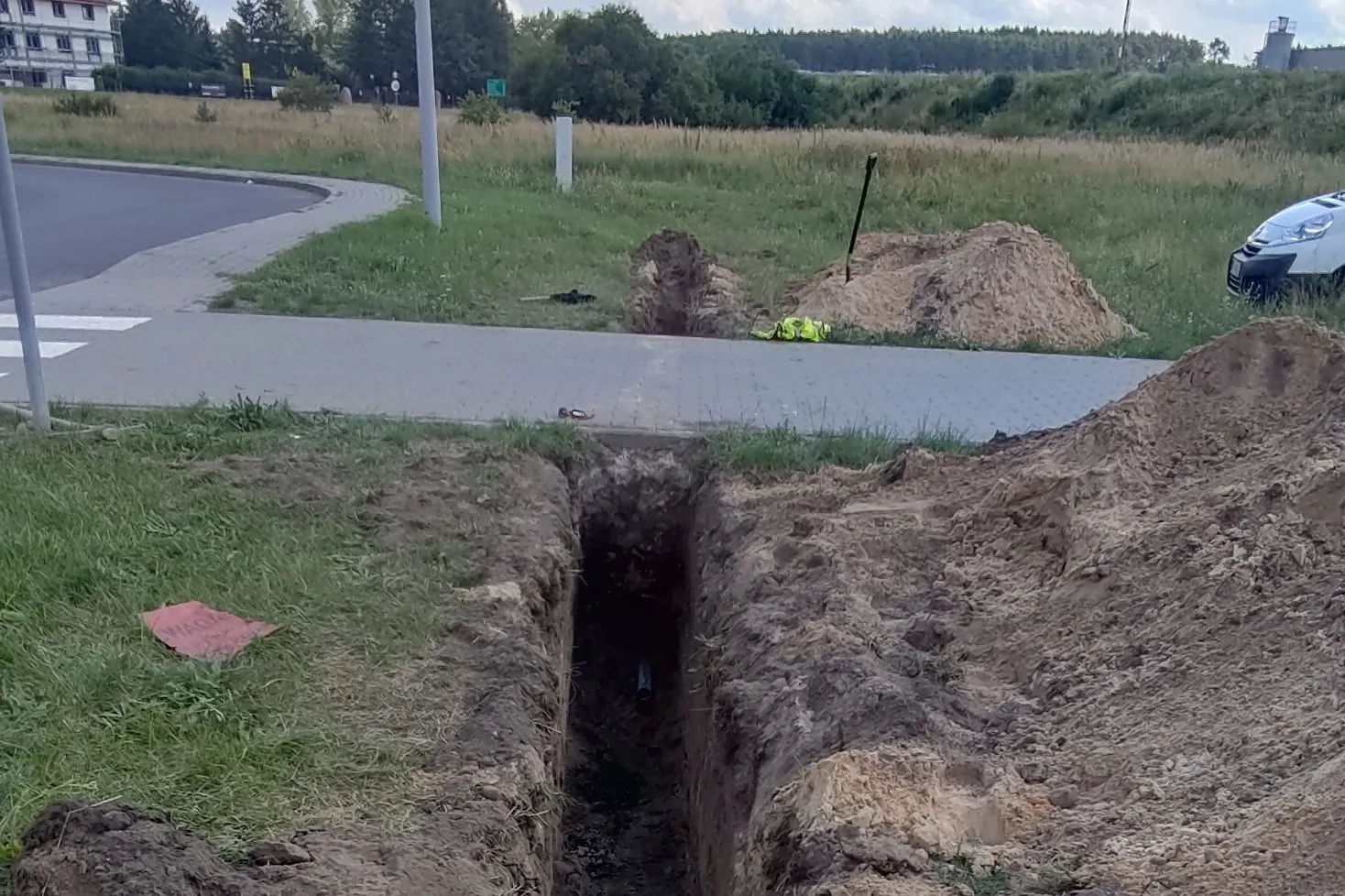 Przyłącze wodne - wykop pod chodnikiem